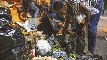 Familias enteras buscan restos de alimentos en los basureros.