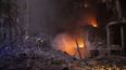 Bomberos tratan de sofocar un incendio tras una explosión, en Kiev, Ucrania, el 28 de abril de 2022.&nbsp;