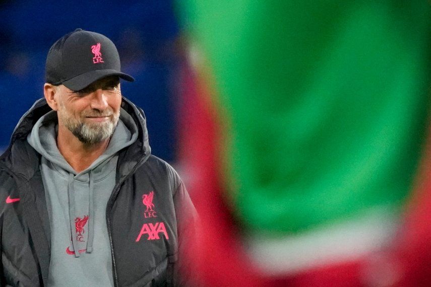 Jurgen Klopp, técnico del Liverpool, observa el calentamiento previo al partido de la Premier ante el Chelsea, el martes 4 de abril de 2023, en Londres.&nbsp;