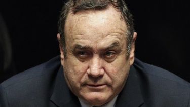   El presidente guatemalteco Alejandro Giammattei está de pie mientras le dan la bienvenida en el Senado mexicano en Ciudad de México el jueves 6 de febrero de 2020. 