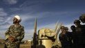 En esta imagen de archivo del 13 de noviembre de 2012, un clérigo iraní junto a misiles y tropas del Ejército, durante unas maniobras en un lugar de Irán no desvelado. Un embargo armamentístico de Naciones Unidas sobre Irán, que durante una década le impidió comprar materiales como tanques y cazas en el extranjero, expira como estaba previsto dentro de su acuerdo nuclear con potencias internacionales, pese a las objeciones de Estados Unidos. En esta imagen de archivo del 13 de noviembre de 2012, un clérigo iraní junto a misiles y tropas del Ejército, durante unas maniobras en un lugar de Irán no desvelado. Un embargo armamentístico de Naciones Unidas sobre Irán, que durante una década le impidió comprar materiales como tanques y cazas en el extranjero, expira como estaba previsto dentro de su acuerdo nuclear con potencias internacionales, pese a las objeciones de Estados Unidos.