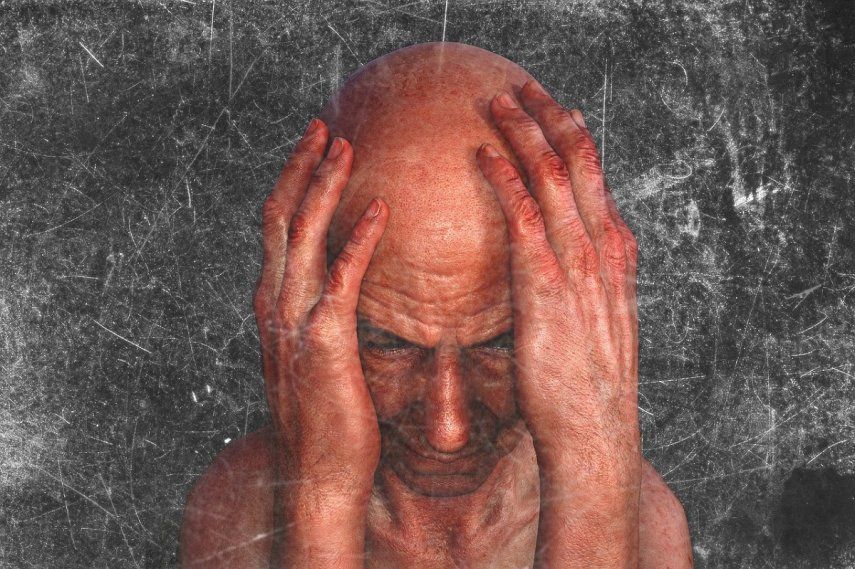 &nbsp;Hombre coloca sus manos en su cabeza.&nbsp;