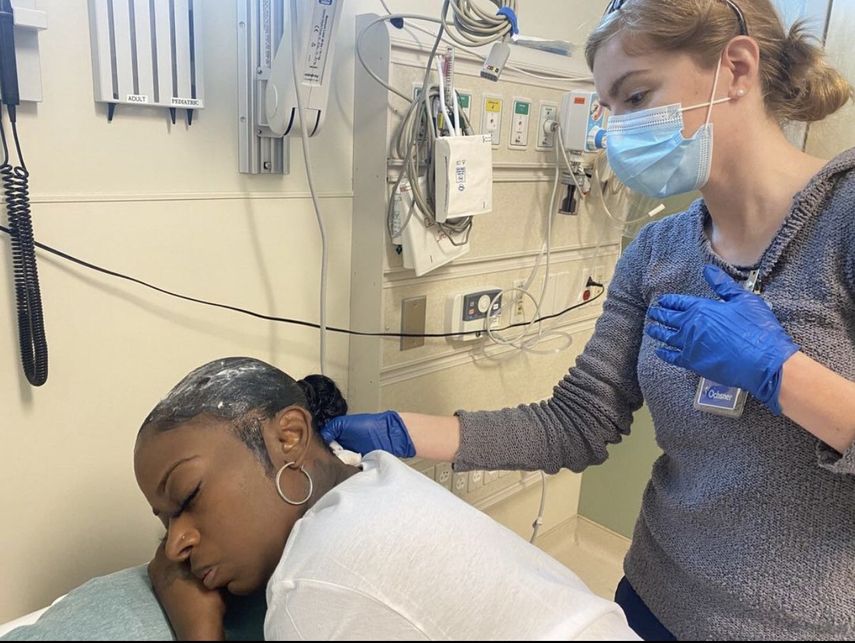 La joven estadounidense que se peinó con pegamento extra fuerte pidió ayuda en las redes sociales.