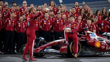 El piloto británico de Ferrari, Lewis Hamilton (izq.), y el piloto monegasco de Ferrari, Charles Leclerc (der.), posan para una foto de grupo antes del Gran Premio de Fórmula Uno de Abu Dabi, en el Circuito Yas Marina de Abu Dabi, el 4 de diciembre de 2025.&nbsp;