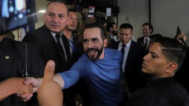 Seguidores del presidente de El Salvador, Nayib Bukele, lo saludan después de que acudiera al Tribunal Supremo Electoral a registrarse como candidato para las elecciones presidenciales del 2024 el viernes 27 de octubre de 2023 en El Salvador. 