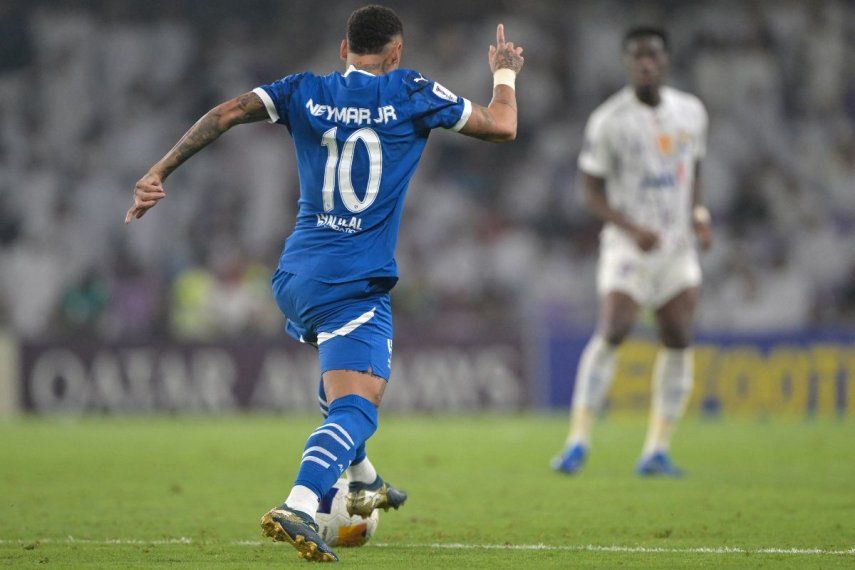 El delantero brasileño #10 del Hilal, Neymar, corre con el balón durante el partido de fútbol del grupo B de la Liga de Campeones de la AFC entre el Al-Ain de los Emiratos Árabes Unidos y el Al-Hilal de Arabia Saudita en el Estadio Hazza bin Zayed en Al-Ain el 21 de octubre de 2024.