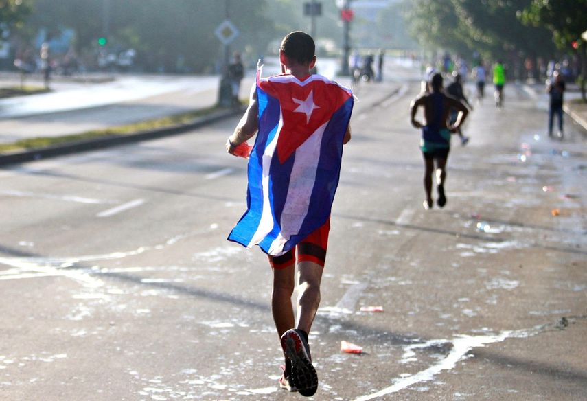 Un hombre con una bandera de Cuba participa en la edición 2018 de la&nbsp;carrera popular&nbsp;Marabana.