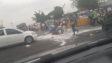 asi saquean un camion de arroz en venezuela
