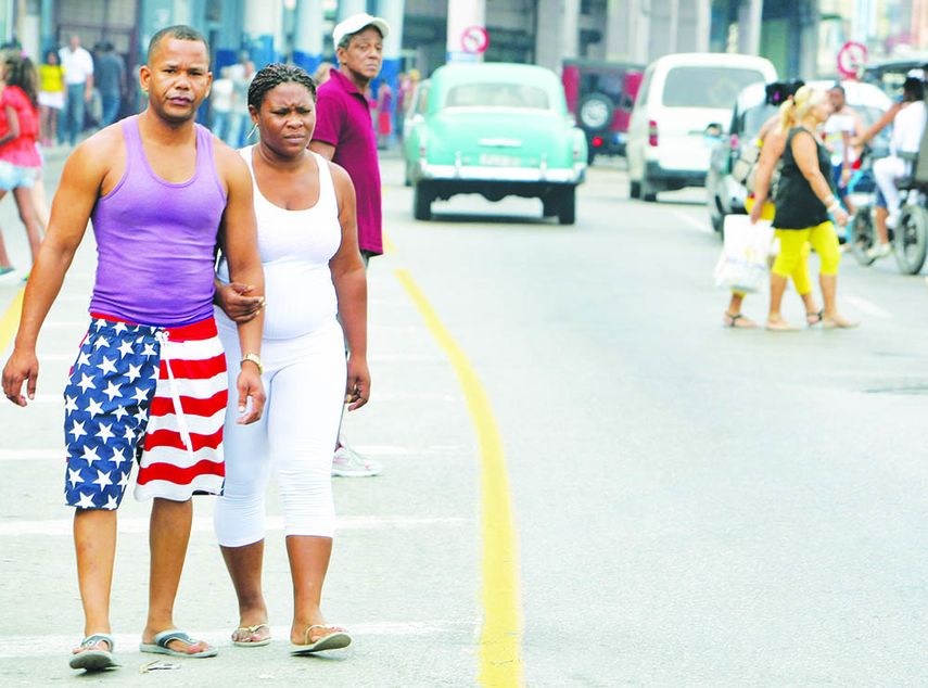 Una pareja camina por una calle de La Habana. (EFE)