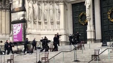 Agentes de la policía de Nueva York se mueven en la escena de un tiroteo en la Catedral de San Juan el Divino, el domingo 13 de diciembre de 2020, en Nueva York.&nbsp;