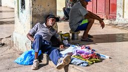 Un anciano vende objetos y pertenencias en una calle de La Habana, el 3 de junio de 2025. En Cuba, uno de los países más envejecidos de Latinoamérica, las personas mayores que reciben pensiones mínimas intentan sobrellevar la grave crisis económica, y muchas de ellas recurren a la venta ambulante de café, cigarrillos o artículos de segunda mano.