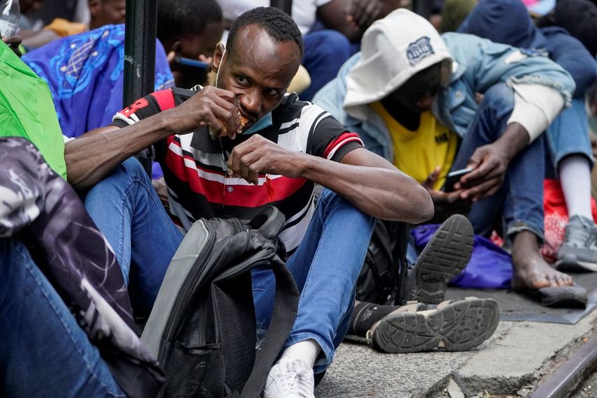 Migrantes permanecen en las calles de la ciudad de Nueva York ante la falta de albergues. 