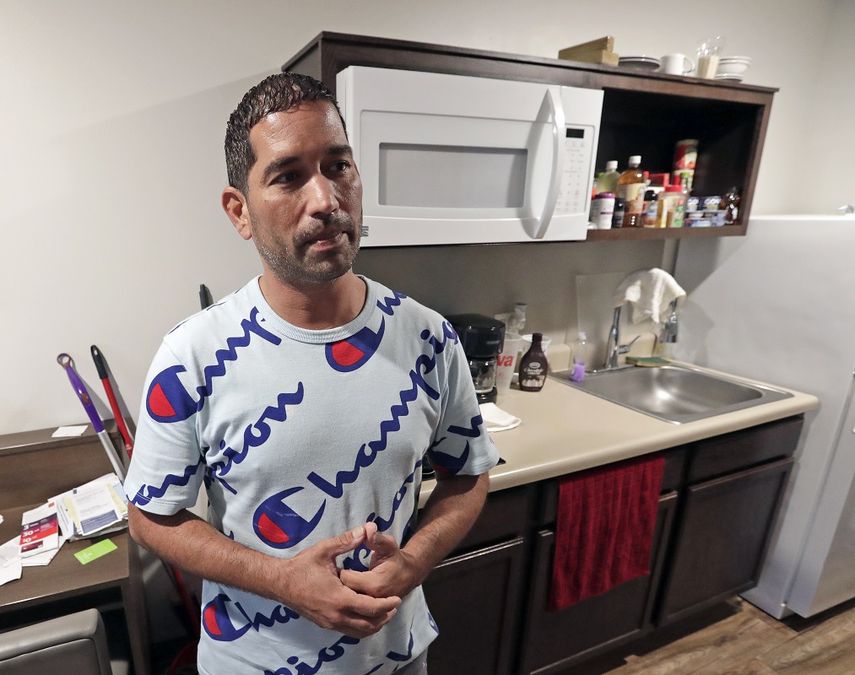 En esta fotograf&iacute;a de archivo del 10 de septiembre de 2018, Jos&eacute; Santiago, quien abandon&oacute; Puerto Rico tras el paso del hurac&aacute;n Mar&iacute;a, conversa sobre aquella experiencia en Orlando, Florida. Miles de puertorrique&ntilde;os se mudaron a Florida a causa de aquella tormenta.&nbsp;