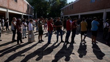 Votantes hacen fila en un colegio electoral durante las elecciones generales en Asunción, Paraguay.