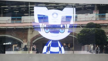 Un televisor muestra a Miraitowa, mascota de los Juegos Olímpicos de Tokio en Tokio.&nbsp;