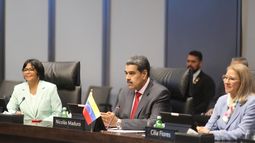 Foto publicada por la oficina de prensa del palacio de Miraflores que muestra al dictadorde Venezuela, Nicolás Maduro (C), su esposa Cilia Flores (derecha), y la vicepresidenta de la dictadura Venezuela, Delcy Rodríguez (izquierda), durante su visita a la sede del NBD en Shanghai, China, el 10 de septiembre de 2023.