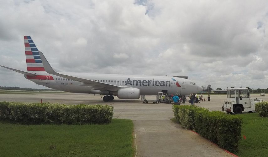 Vista de un avión de American Airlines en el aeropuerto de La Habana, Cuba