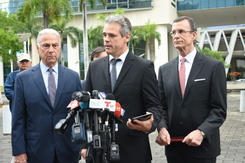 El propietario heredero de la compañía Havana Docks Corporation, Mickael Behn, en el centro, habla a la prensa, acompañado de sus abogados.