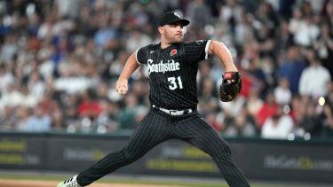 Liam Hendriks, relevista de los Medias Blancas de Chicago, lanza en juego de béisbol en contra de los Angelinos de Los Ángeles el 29 de mayo de 2023, en Chicago. Los Medias Blancas declinaron la opción del equipo por $15 millones por Hendriks el viernes 3 de noviembre.&nbsp;