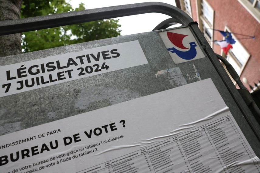 Un letrero que indica la ubicación de los centros de votación se encuentra afuera de un centro de votación en París el 3 de julio de 2024, antes de la segunda ronda de votación para las elecciones legislativas de Francia programadas para el 7 de julio.