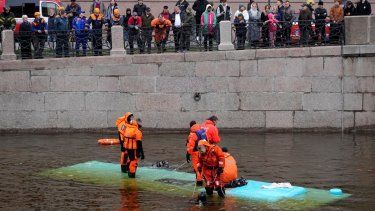 Autoridades en Rusia informan que al menos tres personas han muerto y seis resultaron heridas cuando un autobús se desvió de un puente en la segunda ciudad más grande del país, San Petersburgo. (Foto AP/Dmitri Lovetsky)