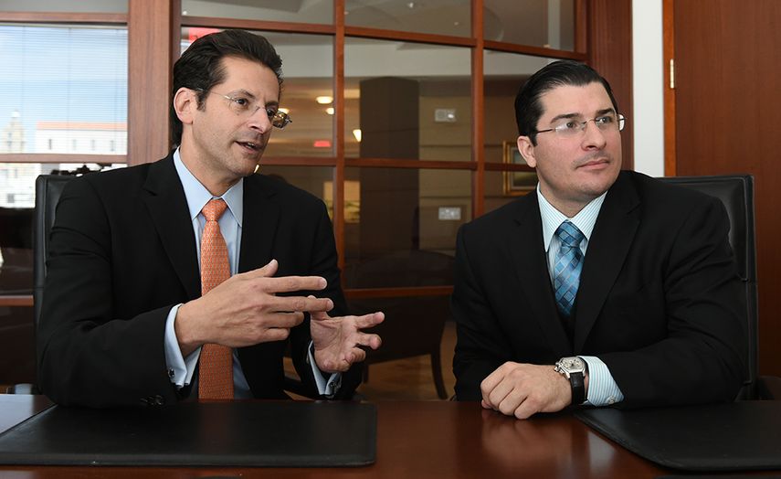 Los abogados Robert W Rodríguez y Javier A. López presentaron la demanda. (ÁLVARO MATA)