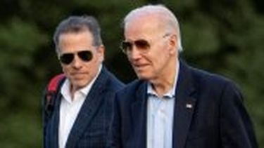 El presidente Joe Biden y su hijo Hunter Biden llegan a Fort McNair, en Washington. 