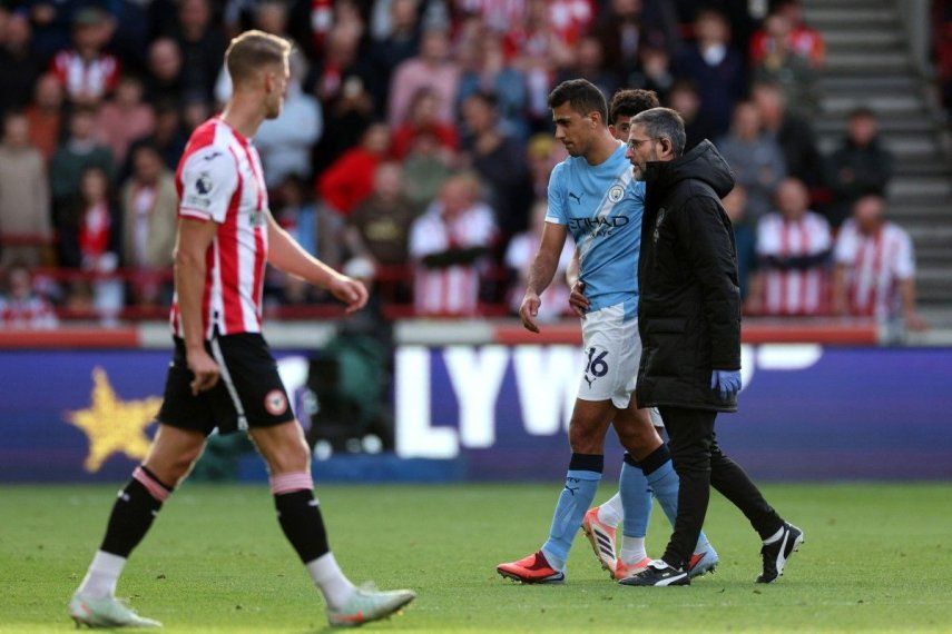 El centrocampista español #16 del Manchester City, Rodri, abandona el campo tras lesionarse durante el partido de la Premier League inglesa entre el Brentford y el Manchester City en el Gtech Community Stadium de Londres, el 5 de octubre de 2025.