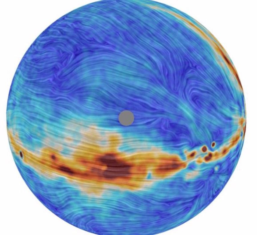 Mapa de la emisión polarizada de microondas en el hemisferio norte medida por QUIJOTE. El patrón de drapeado representa la dirección del campo magnético de la galaxia. La escala de colores representa la intensidad de la emisión.