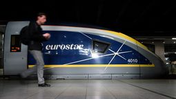 Los pasajeros caminan por un andén al llegar procedentes de Londres a la terminal de Eurostar de la estación de tren de Bruselas-Midi en Bruselas, el 2 de abril de 2025.