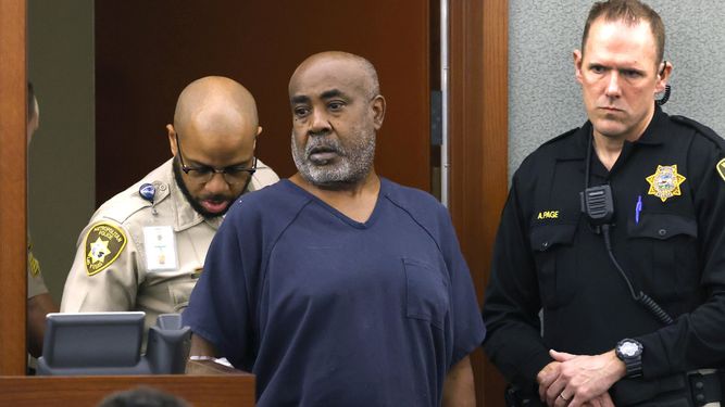 Duane Keffe D Davis es introducido a la sala del tribunal en el Centro de Justicia Regional el miércoles 4 de octubre de 2023 en Las Vegas. Davis fue acusado del asesinato a tiros del rapero Tupac Shakur ocurrido en 1996.
