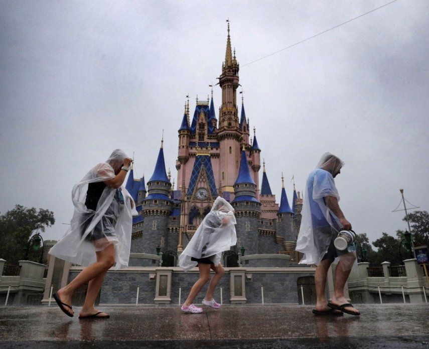 Los visitantes se enfrentan a las primeras lluvias del huracán Milton en el Magic Kingdom de Walt Disney World en Bay Lake, Florida, el miércoles 9 de octubre de 2024.