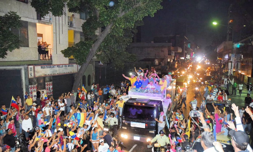 La celebración de los partidarios de la oposición fue censurada por los medios de comunicación que controla el gobierno (TWITTER @henryfalcon)