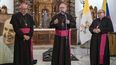 El Nuncio Apostólico para Venezuela, Alberto Ortega Martín (centro), habla junto al Arzobispo de la Arquidiócesis de Caracas, Raúl Biord Castillo (izquierda), durante una conferencia de prensa en Caracas el 21 de abril. El Nuncio Apostólico para Venezuela, Alberto Ortega Martín (centro), habla junto al Arzobispo de la Arquidiócesis de Caracas, Raúl Biord Castillo (izquierda), durante una conferencia de prensa en Caracas el 21 de abril.