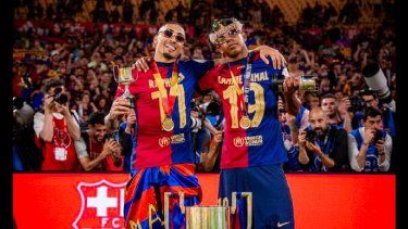 Raphinha y Lamine Yamal celebran con el trofeo de la Copa del Rey conquistado por el FC Barcelona ante el Real Madrid