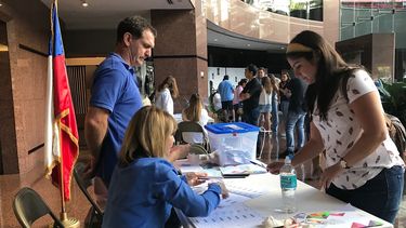 Es la primera vez que los chileno pueden ejercer su voto en el exterior, en la jornada electoral del&nbsp;Consulado General de Chile en Miami, el ambiente que se respira es de participación y entusiasmo.