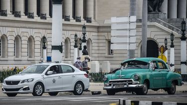 Policías cubanos vigilan el Capitolio de Cuba en La Habana, el 15 de noviembre de 2021. La oposición cubana ha anunciado que saldrá a las calles, como estaba previsto, el lunes para exigir la liberación de los presos políticos, a pesar de que las autoridades prohibieron la manifestación e impidieron a sus organizadores salir de sus casas el día anterior. La noticia de la concentración del 15N (15 de noviembre) en La Habana y seis provincias se ha difundido rápidamente en las redes sociales cubanas en las últimas semanas, y simpatizantes de la oposición planean denunciar la continua detención de cientos de presos encarcelados desde las históricas protestas de julio.