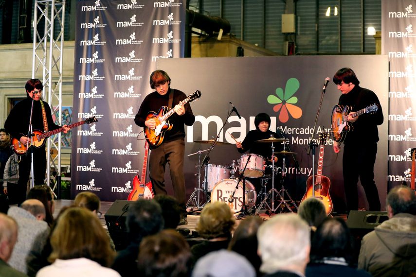 Integrantes de la banda uruguaya The 4 Beats durante un concierto en el Mercado Agrícola de Montevideo.