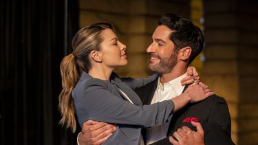 En esta imagen difundida por Netflix, Lauren German y Tom Ellis en una escena de Lucifer. La temporada final de la serie se estrena el viernes en Netflix.