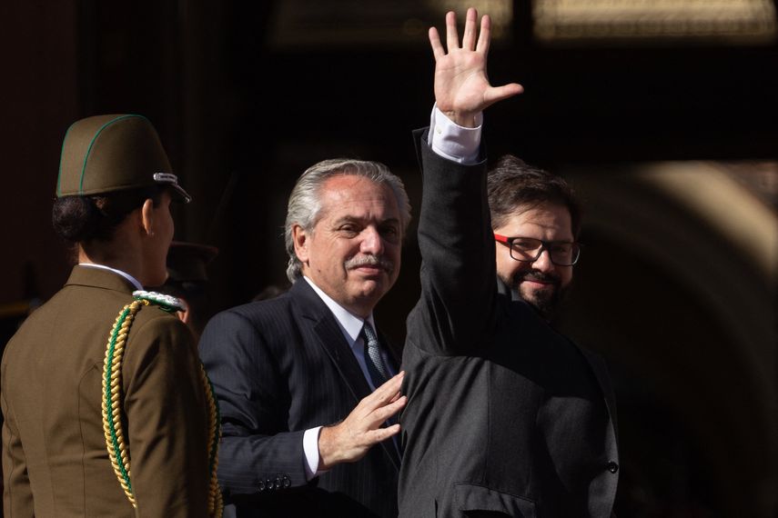 El presidente de Chile, Gabriel Boric (derecha), saluda junto al presidente argentino, Alberto Fernández, cuando llega a la Casa Rosada en Buenos Aires el 4 de abril de 2022. Boric se encuentra en una visita oficial de tres días a Argentina para fortalecer los vínculos bilaterales.