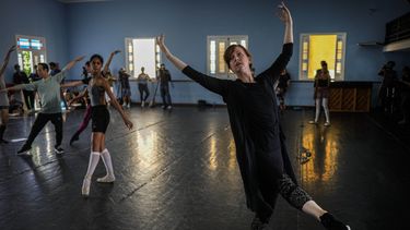 La coreógrafa estadounidense Jessica Lang ensaya el 1 de septiembre de 2022 con bailarines del Ballet Nacional de Cuba mientras se preparan para el Festival Internacional de Ballet de La Habana Alicia Alonso en el que presentarán un espectáculo creado especialmente por Lang.