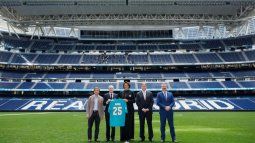 Representantes del Miami Dolphins posan con las camisas del equipo de NFL junto al presidente del Real Madrid, Florentino Pérez en el Santiago Bernabéu de España Representantes del Miami Dolphins posan con las camisas del equipo de NFL junto al presidente del Real Madrid, Florentino Pérez en el Santiago Bernabéu de España