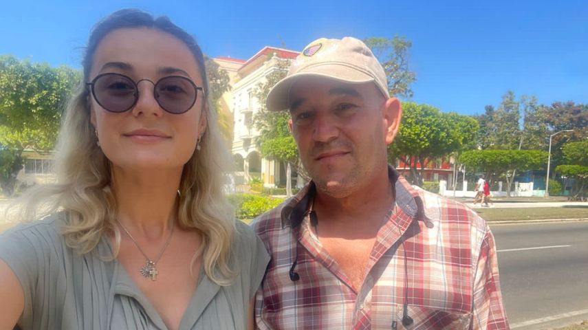 El activista cubano Pablo Enrique Delgado Hernández y la funcionaria ucraniana Iryna Bylik en La Habana.