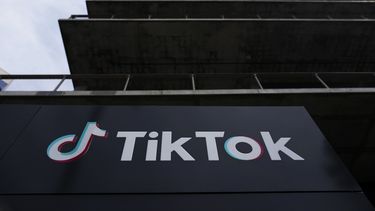 Logo de TikTok en una de sus sedes internacionales.