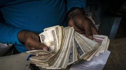 De los poco más de 70 pesos que costaba un dólar el día 11 de enero, hoy se estén pagando hasta 92 pesos y hasta 100 por cada billete estadounidense