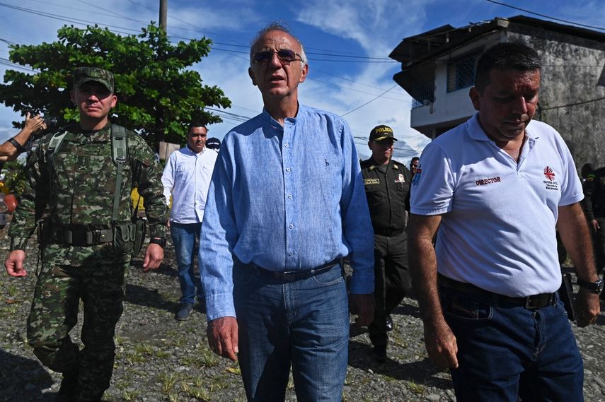 El ministro de Defensa de Colombia, Iván Velásquez (C), visita el barrio Nuevo Amanecer en Buenaventura, luego de una nueva crisis de violencia que estalló en las últimas semanas entre las bandas ilegales locales.