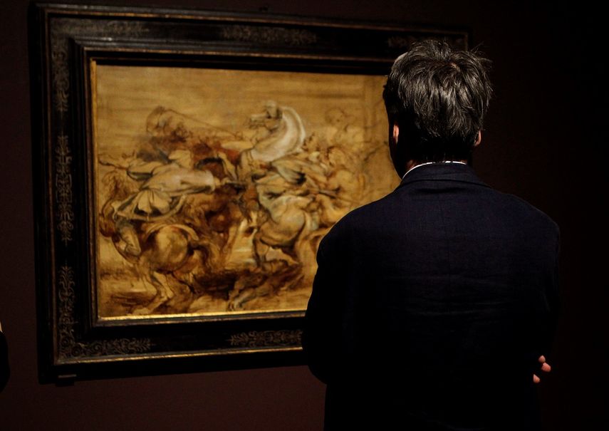 Un espectador contempla una obra durante la presentación de Rubens. Pintor de bocetos en el Museo del Prado. 