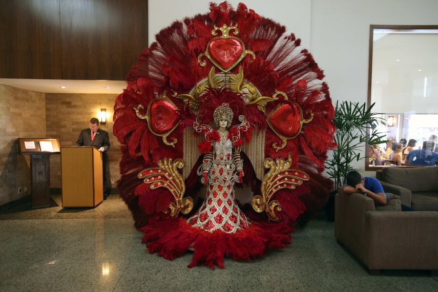 En la recepción de un hotel en Copacabana con un disfraz del&nbsp;carnaval, en Río de Janeiro (Brasil). &nbsp;