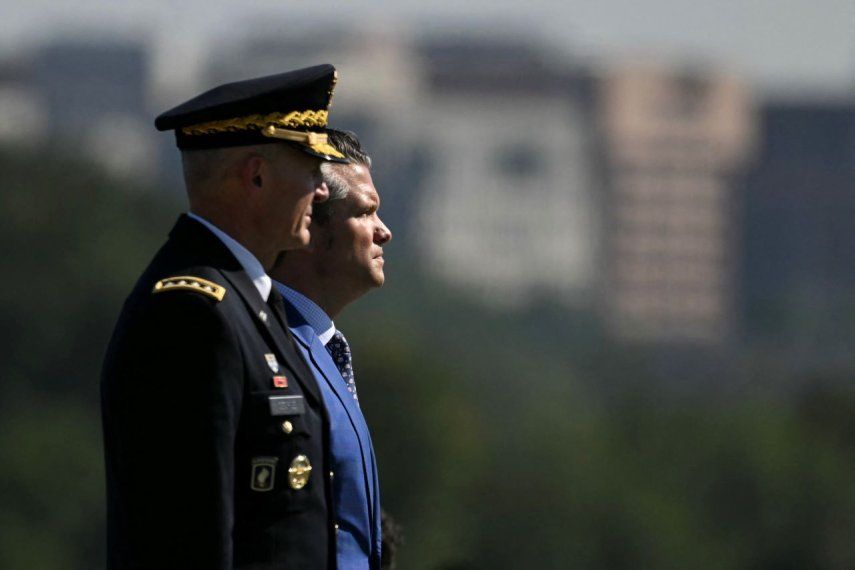 El Secretario de Defensa de EEUU, Pete Hegseth (derecha), y el Jefe de Estado Mayor del Ejército, General Randy George, asisten a la ceremonia del Día Nacional de Reconocimiento de 2025 en el Pentágono en Washington, DC, el 19 de septiembre de 2025.