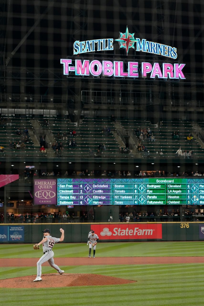 El pitcher abridor de los Tigres de Detroit Spencer Turnbull lanza ante un bateador de los Marineros de Seattle, en el octavo inning de su juego de béisbol, el martes 18 de mayo de 2021 en Seattle